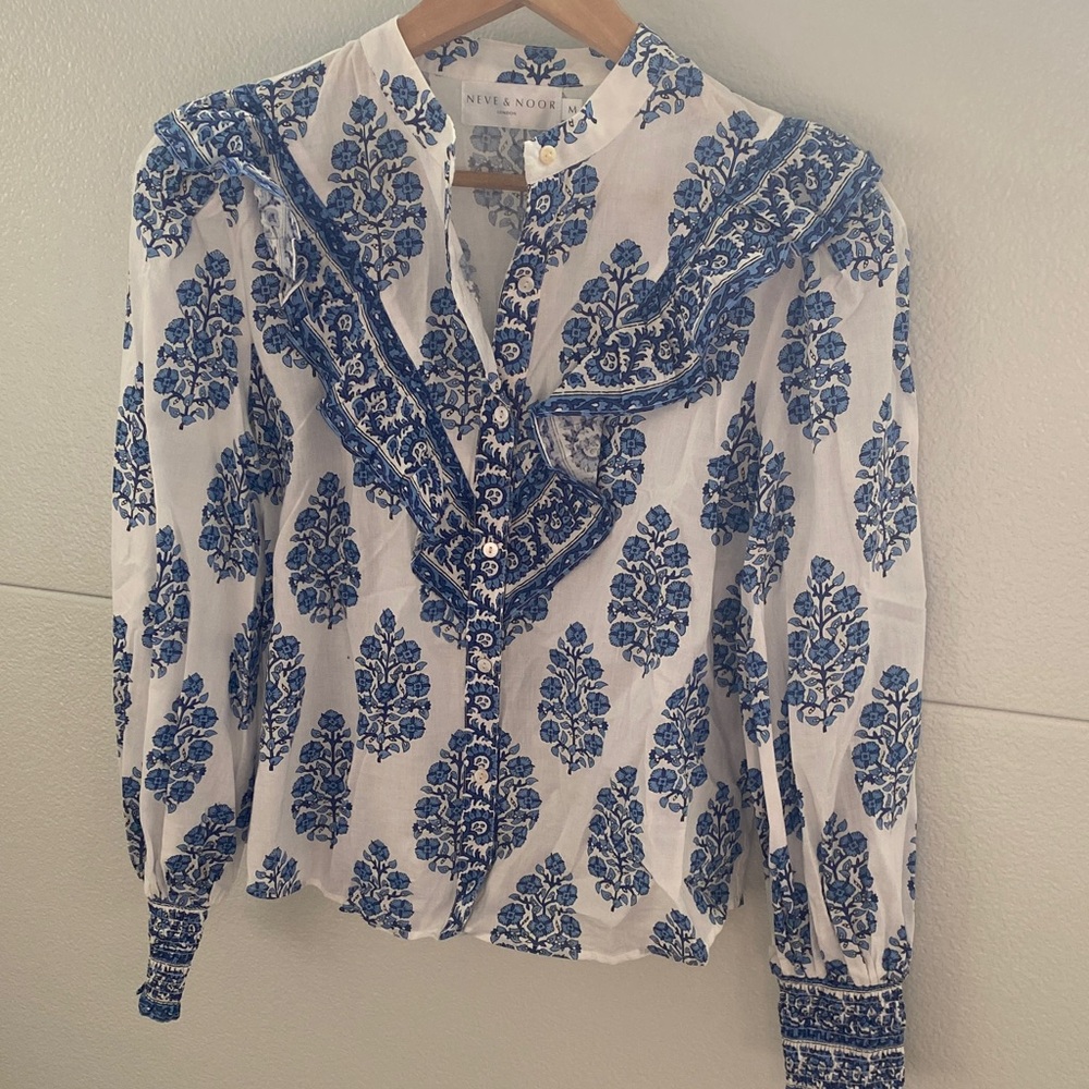 Neve & Noor Women's Blue and White Floral Top